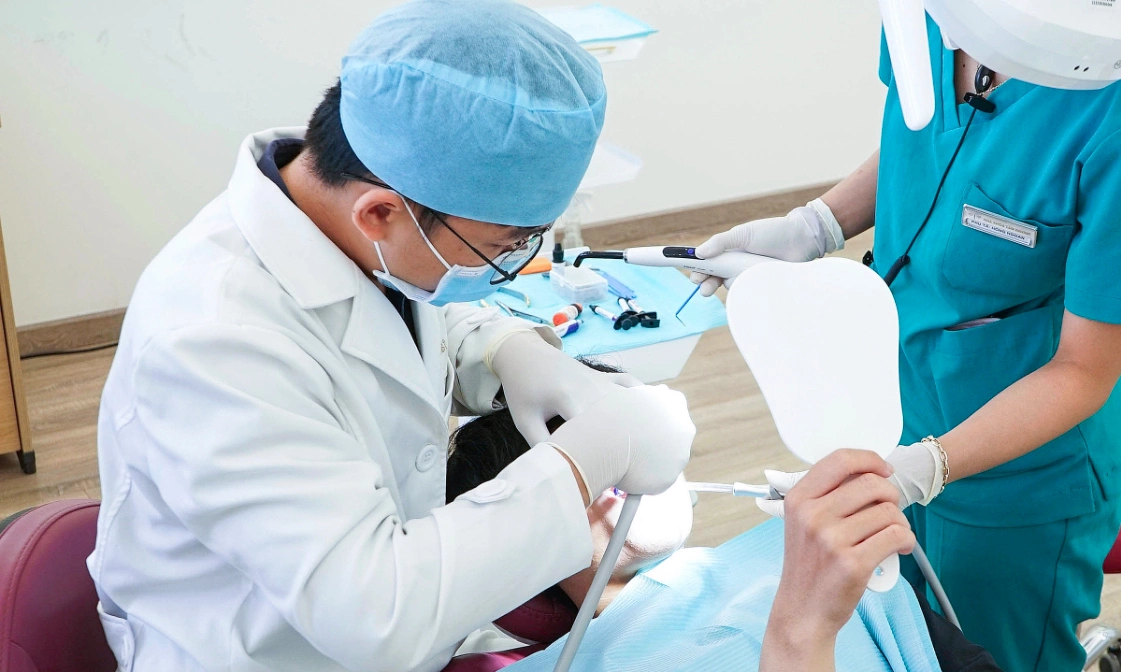 bằng cách di chuyển một vật chỉ thị
